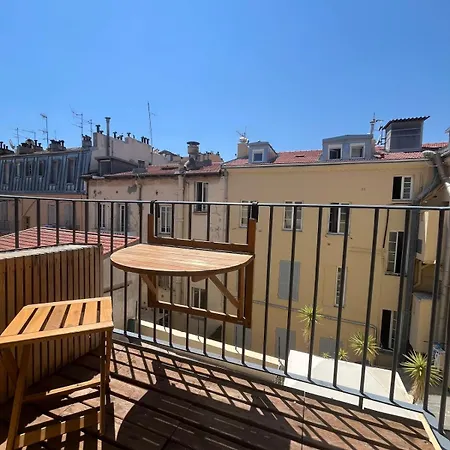 Bright Duplex With Balcony - 3 Min To & Center *