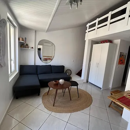 Bright Duplex With Balcony - 3 Min To & Center Apartment