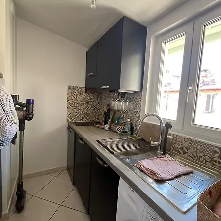 Bright Duplex With Balcony - 3 Min To & Center *
