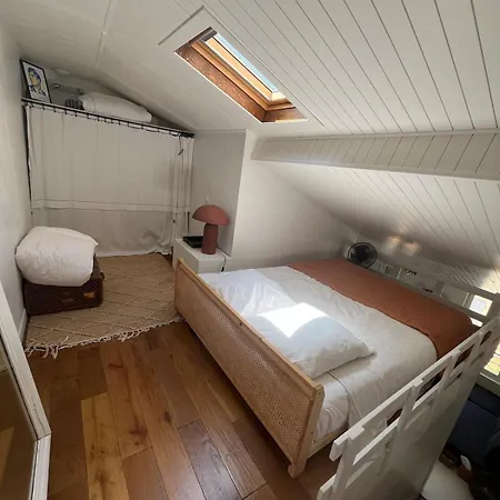 Bright Duplex With Balcony - 3 Min To & Center Apartment